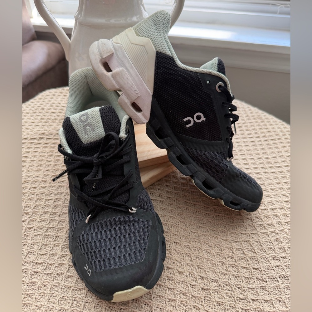 On Running Dual-Tone Athletic Shoes - Picture 4 of 10